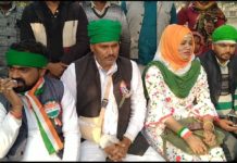 गिरफ्तार किसान देर रात छूटने के बाद सुबह फिर लौटे अपने धरना स्थल पर