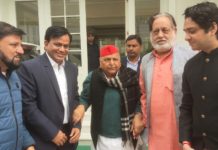 मुलायम सिंह यादव ने अपनी बायोपिक “मैं मुलायम” का ट्रेलर फ़िल्म यूनिट के साथ अपने निवास पर देखा…