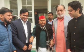 मुलायम सिंह यादव ने अपनी बायोपिक “मैं मुलायम” का ट्रेलर फ़िल्म यूनिट के साथ अपने निवास पर देखा…