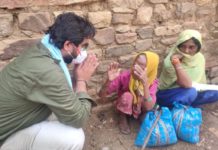 कोरोना काल में बीहड़ के अलग-अलग गांवों में आदिवासी परिवारों को मदद पहुंचा रहे युवा पत्रकार यानि संकट के सिपाही…