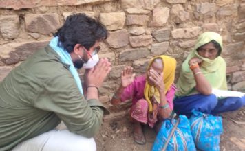 कोरोना काल में बीहड़ के अलग-अलग गांवों में आदिवासी परिवारों को मदद पहुंचा रहे युवा पत्रकार यानि संकट के सिपाही…