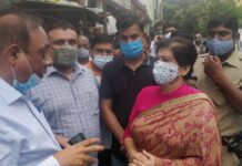 निरीक्षण के दौरान स्थानीय लोगों ने महापौर को बताया कि नाली के ऊपर का पत्थर कई दिनों से टूटा पड़ा है…