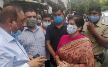 निरीक्षण के दौरान स्थानीय लोगों ने महापौर को बताया कि नाली के ऊपर का पत्थर कई दिनों से टूटा पड़ा है…