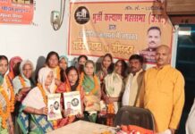 वृद्ध महिलाओं को अंग वस्त्र एवं फूलों का हार देकर अध्यक्ष ने किया गया सम्मानित…