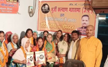 वृद्ध महिलाओं को अंग वस्त्र एवं फूलों का हार देकर अध्यक्ष ने किया गया सम्मानित…