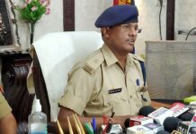 राह चलते लोगों का मोबाइल छीन कर गाड़ी से फरार हो जाने वाले दो शातिर लुटेरे गिरफ्तार…