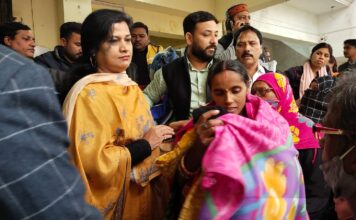 ठण्ड को देखते हुए ज़ोन 6 की ज़ोनल अधिकारी बिन्नो अब्बास रिज़वी ने की गरीबो की मदद…