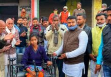 कांग्रेस के ललन कुमार ने बीकेटी विधानसभा के दर्जनों दिव्यांगों को ट्राई साइकिल भेंट की…